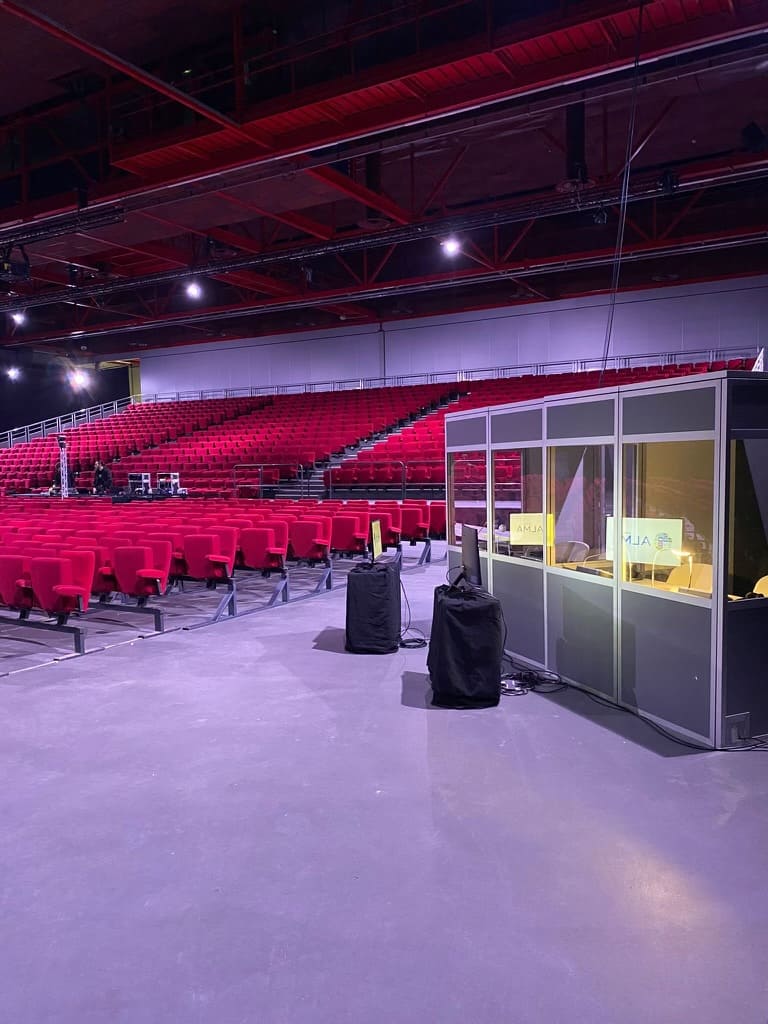 traduction salle de conference palais des congrès le mans